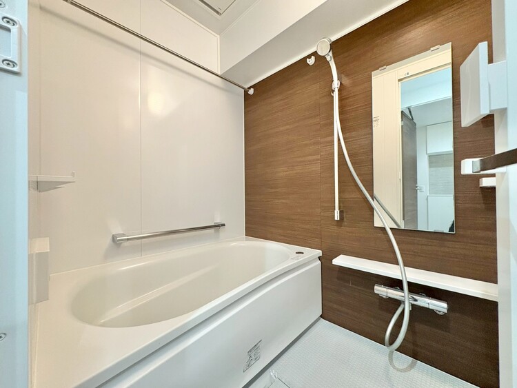 風呂 一日の疲れを癒すバスルームは、心地よいリラックスを叶える清潔感溢れる空間です。