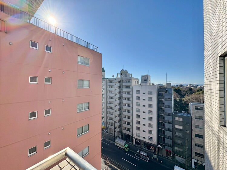 バルコニー 窓を開けると広がる青空。心をリフレッシュして日々を過ごしていきましょう。