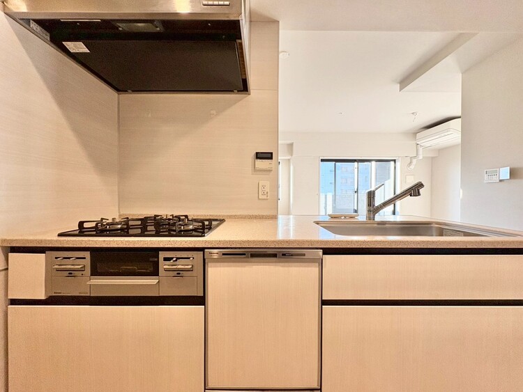 キッチン スマートな意匠と充実の機能を備えたキッチンが、暮らしにおいしい彩りを添えます。