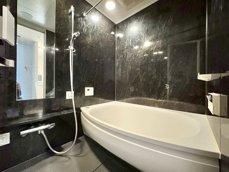 風呂 一日の疲れを癒すバスルームは、心地よいリラックスを叶える清潔感溢れる空間です。