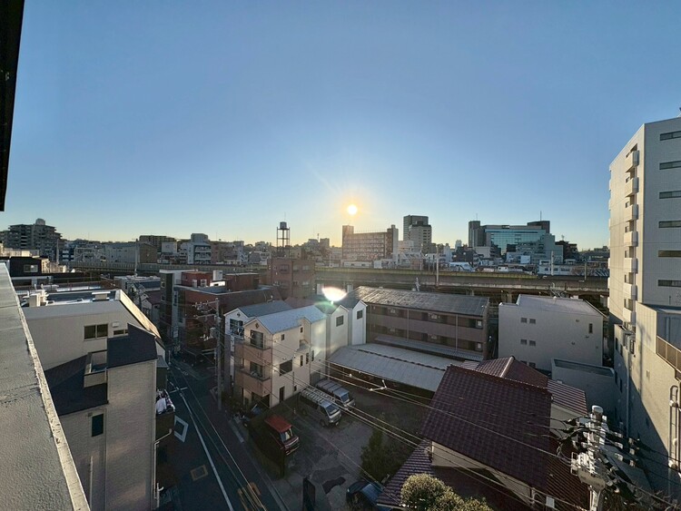 バルコニー 窓を開けると広がる青空。心をリフレッシュして日々を過ごしていきましょう。