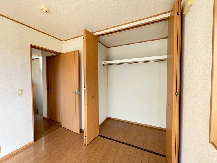 洗面 居室にはクローゼットがあり、荷物もスッキリ収納して快適にお過ごしいただけます。