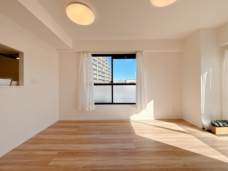 居間 忙しく過ぎゆく日常を置き去るほど、ゆったりした時間が流れるリビング。