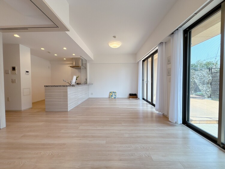 居間 快適に過ごす毎日を求めて、暮らしの中でご自身の「マイホーム」に創り上げてください。