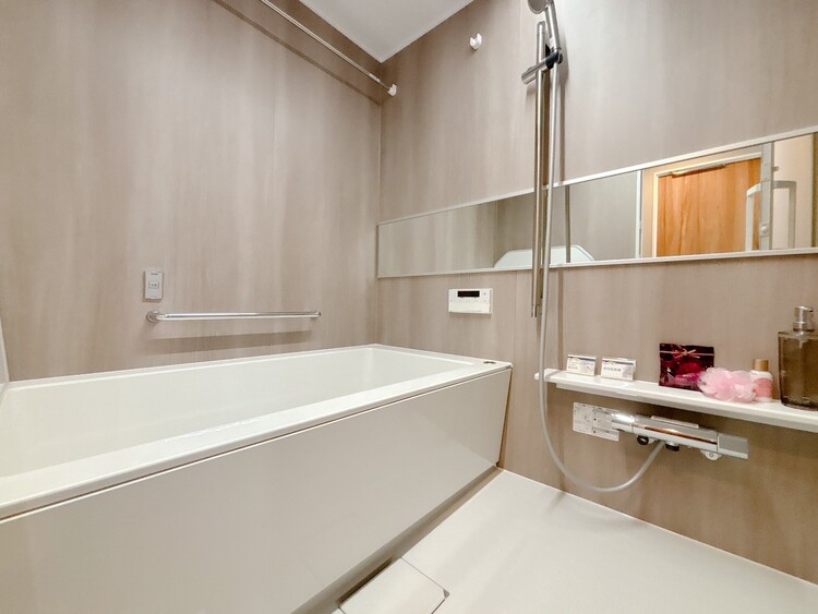 風呂 一日の疲れを癒すバスルームは、心地よいリラックスを叶える清潔感溢れる空間です。