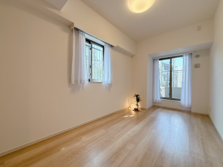 寝室 ベッドも十分に設置するスペースがあります。