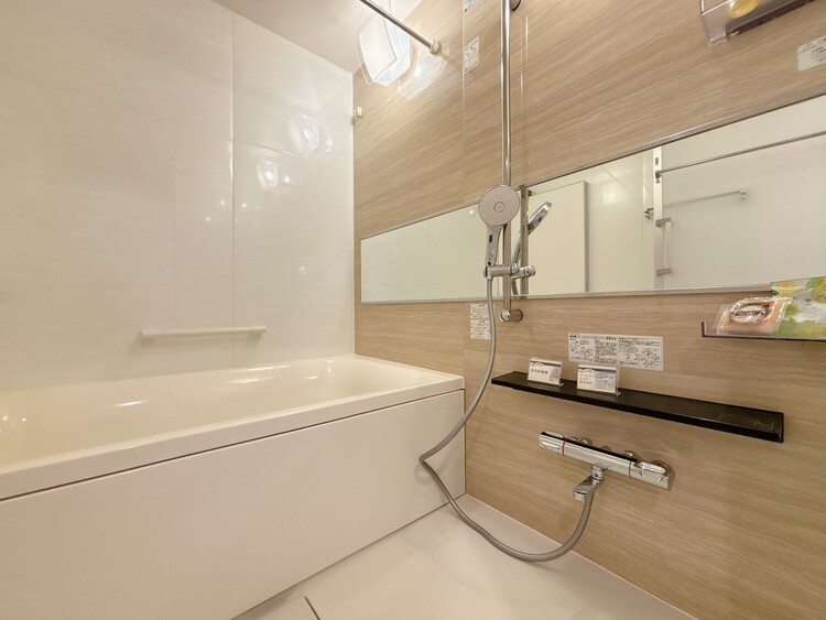 風呂 一日の疲れを癒すバスルームは、心地よいリラックスを叶える清潔感溢れる空間です。