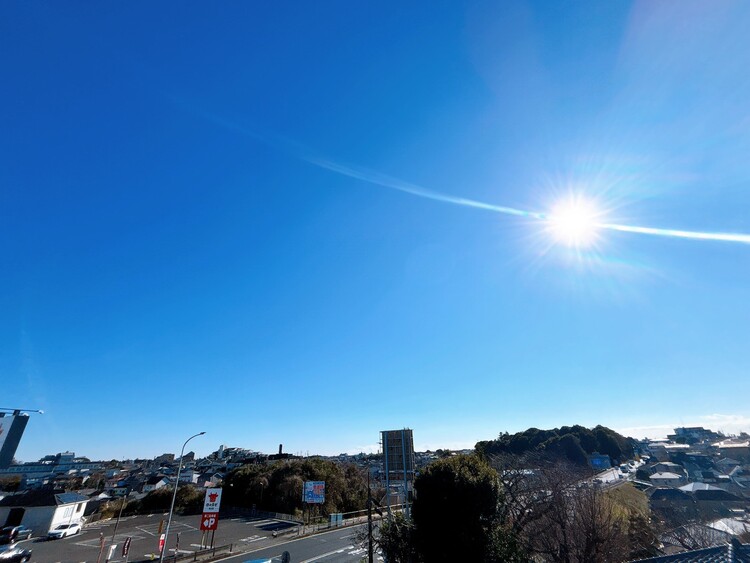 バルコニー 窓を開けると広がる青空。心をリフレッシュして日々を過ごしていきましょう。