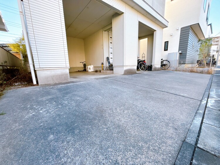 駐車場 本物件の駐車スペースです。車種制限のある場合もございますので、お気軽にお問い合わせくださいませ。