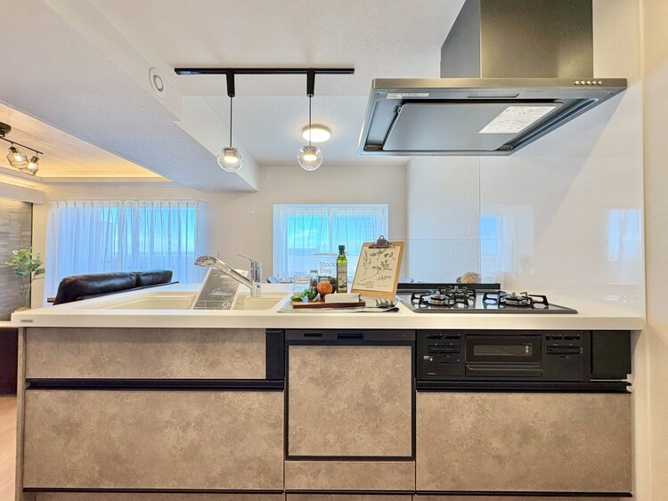 キッチン スマートな意匠と充実の機能を備えたキッチンが、暮らしにおいしい彩りを添えます。