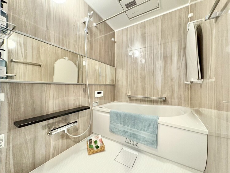 風呂 一日の疲れを癒すバスルームは、心地よいリラックスを叶える清潔感溢れる空間です。