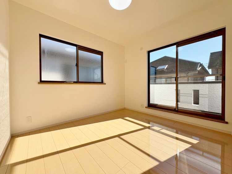 寝室 ベッドも十分に設置するスペースがあります。