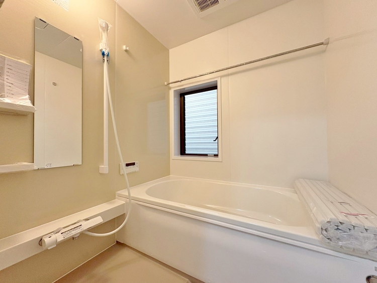 風呂 一日の疲れを癒すバスルームは、心地よいリラックスを叶える清潔感溢れる空間です。