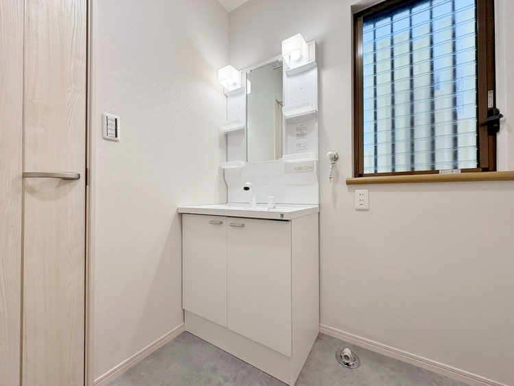 洗面 何かと物が増える場所だからこそ、スッキリと見映えの良い空間に。