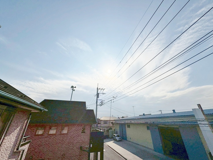 バルコニー 窓を開けると広がる青空。心をリフレッシュして日々を過ごしていきましょう。