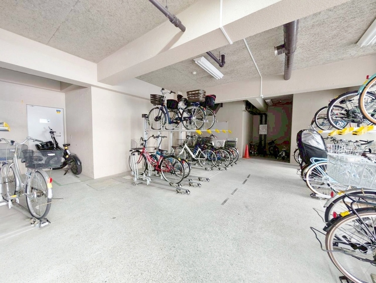 設備 きちんと整備された駐輪場。住む方の心遣いが感じられます。