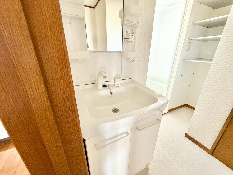 その他 清潔感を感じられる洗面化粧台。