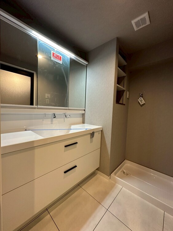 その他 清潔感を感じられる洗面化粧台。