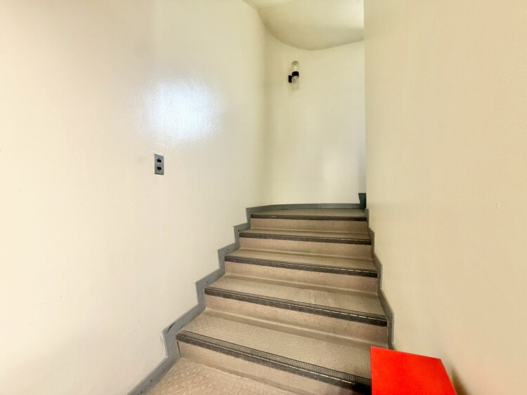 その他 共用部の階段です。明るく清潔に管理されています。