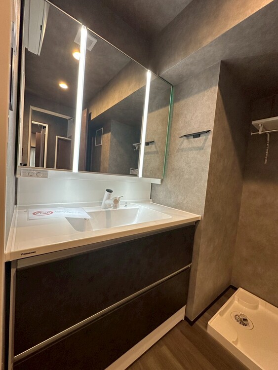 その他 清潔感を感じられる洗面化粧台。