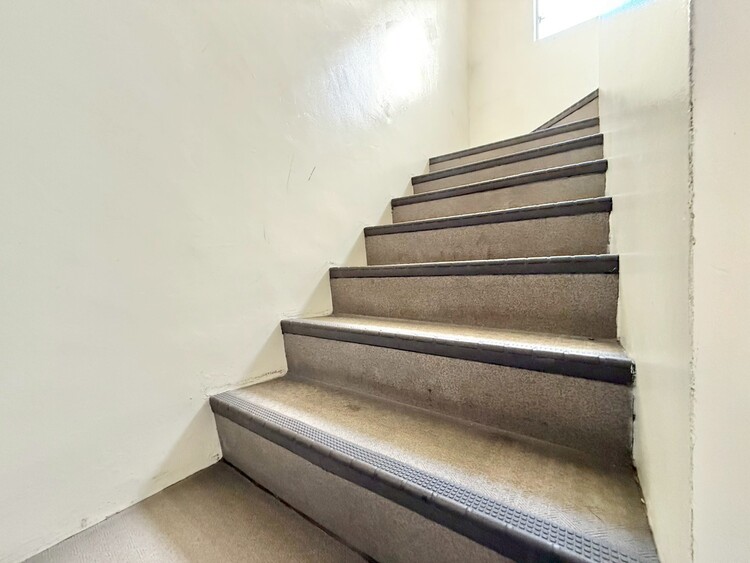 その他 共用部の階段です。明るく清潔に管理されています。