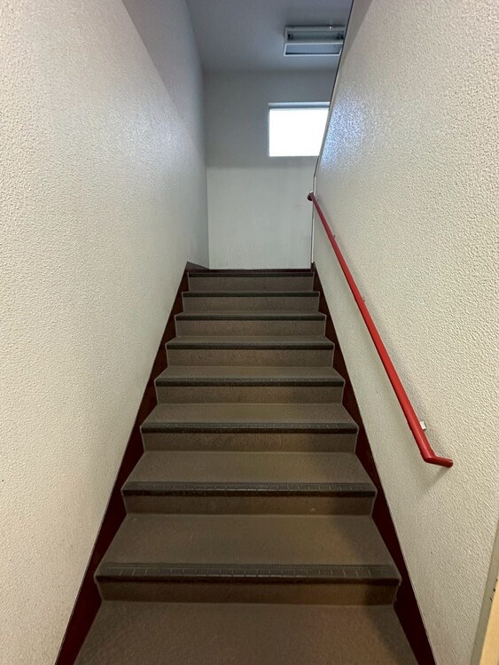 その他 共用部の階段です。明るく清潔に管理されています。