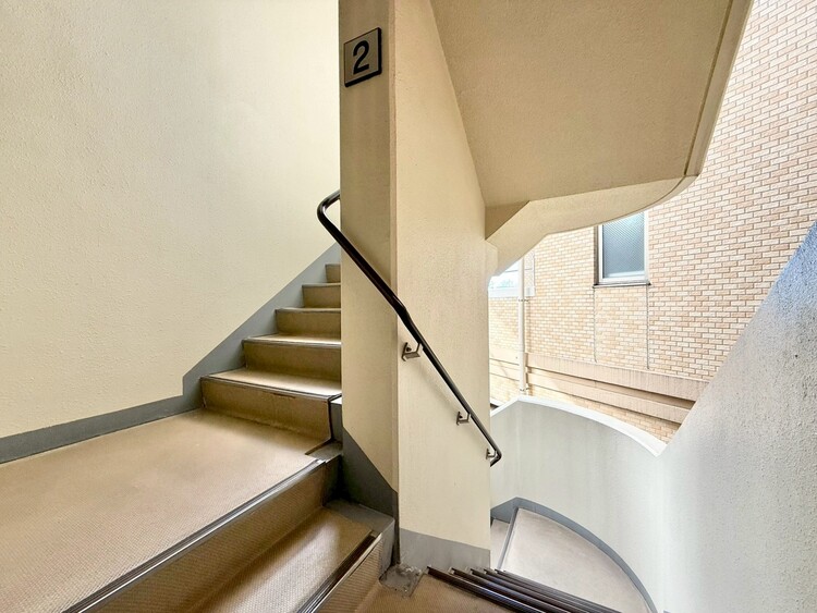 その他 共用部の階段です。明るく清潔に管理されています。