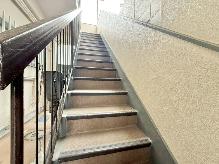 その他 共用部の階段です。明るく清潔に管理されています。