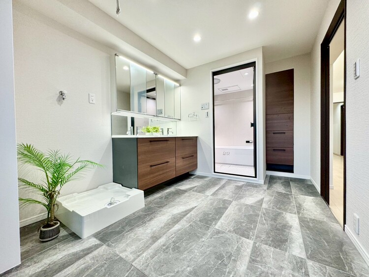 その他 十分な広さの脱衣所。