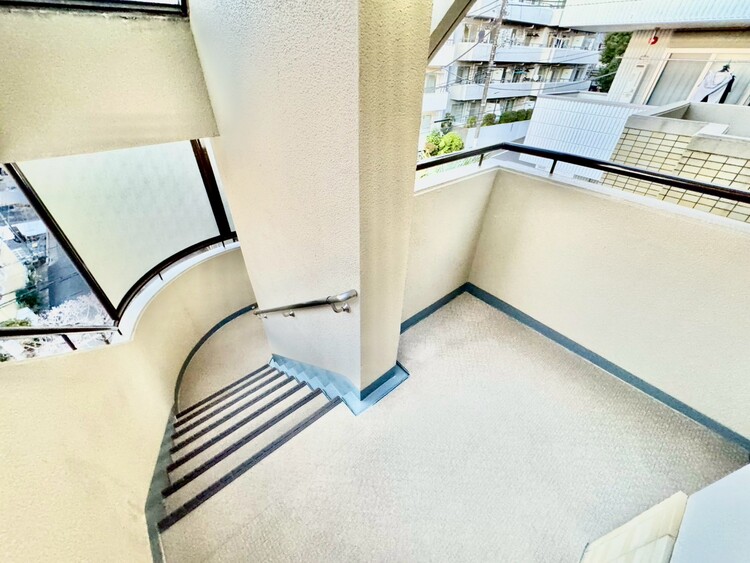 その他 共用部の階段です。明るく清潔に管理されています。