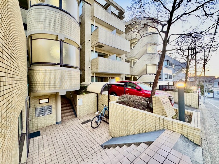 その他 上質感漂う玄関アプローチです。