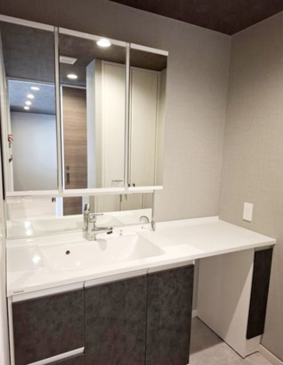 その他 清潔感を感じられる洗面化粧台。