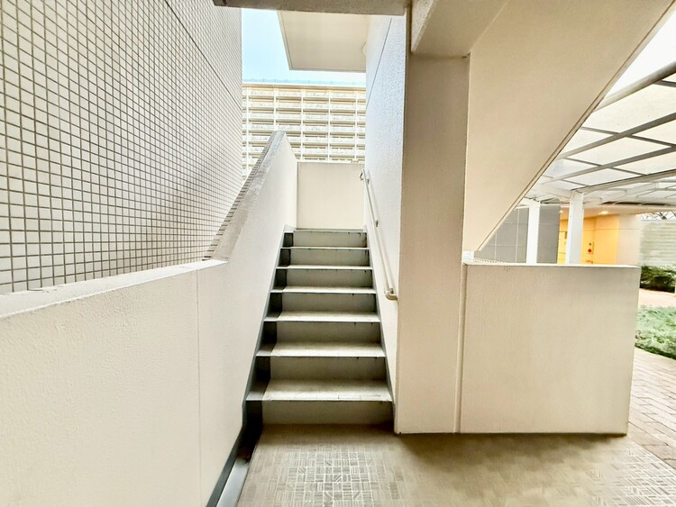 その他 共用部の階段です。明るく清潔に管理されています。