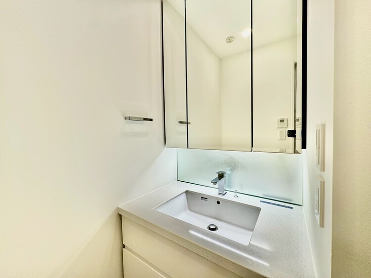 その他 清潔感を感じられる洗面化粧台。