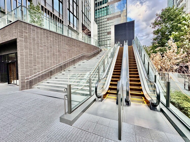 その他 共用部の階段です。明るく清潔に管理されています。