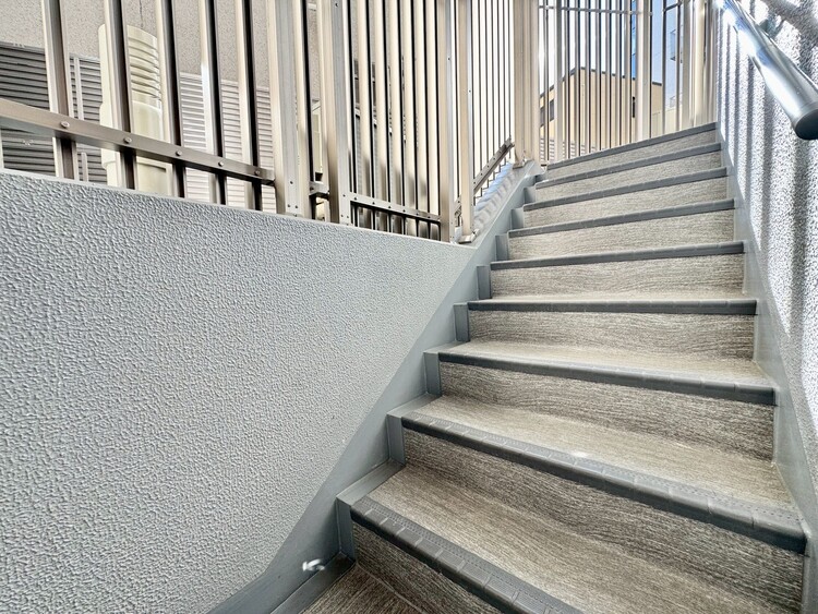 その他 共用部の階段です。明るく清潔に管理されています。