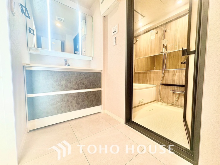 洗面 【WASHROOM】◆快適◆煌びやかな暮らしの中にも忘れたくない快適さ。大きな収納が助けてくれます。