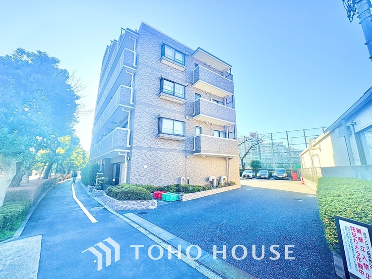 外観 【エントランス】よく手が行き届いたエントランス。出入りで必ず目にする場所だから、いつも清潔で管理されているのは嬉しいポイントですね