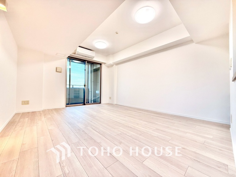 内装 ◆木漏れ日◆の様な採光が優しく足元を照らし、心地いい暮らしの道しるべを写し出す。この空間で過ごす家族との語らいの時間がとても素敵で幸せを感じるかもしれない。