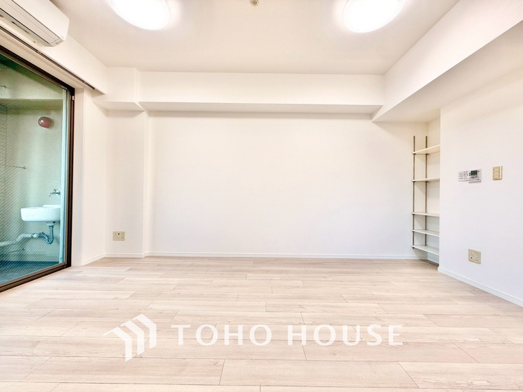 内装 ◆リビング◆たくさんの窓から注ぐ太陽の光。時間の経過とともに光と影のコントラストがこの空間のムードを変え、部屋に変化と温もりをもたらしてくれる。