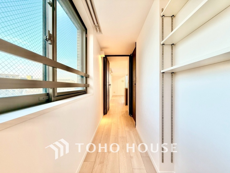 内装 ◆色彩◆この空間に放たれた光は華美なまでに演出されたデザイン。流れる時をより芳醇なコーヒーの様な色彩奏でるアダージョ。そして情景豊かな作品のような暮らしがイメージできる。