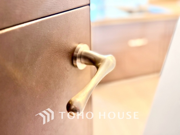 内装 ◆今宵の食卓◆ダウンライトに反射するグラスを眺めながらワインを注ぐ。トクトクと心地いい音をさせながら、フランスの古城を思わせる薫りがたちこめ、とても幸せな時を過ごせる。