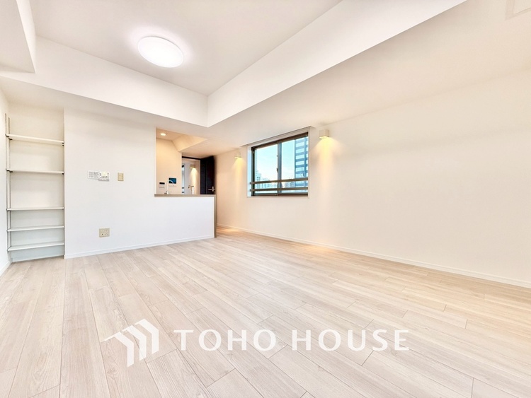 内装 ◆窓を開けると◆冷涼な風、そよぐリビング。だんらんの場所はここから始まり、ここで終わる。家族の笑顔が集う素敵な場所だから、こだわり抜いた思いが詰まっているのだと思う。