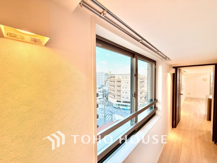 内装 ◆闇夜の輝き◆オレンジ色の光は大人になった今の僕にはわかる。1日の終わりを伝えに来たわけではなく、また明日が来る方へ導いてくれた事を。