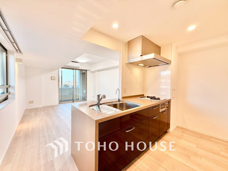 キッチン ◆キッチン◆美しく使いやすいキッチンは油汚れが簡単に拭き取れる素材で加工されており、浄水器シャワーから流す水の音を軽減する静かなシンクを採用。見えないところにさり気ない配慮が嬉しいですね