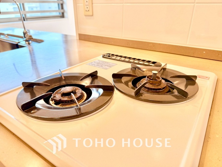 キッチン ◆今宵の食卓◆ダウンライトに反射するグラスを眺めながらワインを注ぐ。トクトクと心地いい音をさせながら、フランスの古城を思わせる薫りがたちこめ、とても幸せな時を過ごせる。