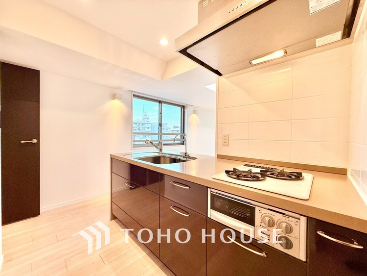 キッチン ◆キッチン◆美味しい料理を作りたくなるような気持にさせてくれる、腕を振るえる自慢のスペース。見上げると柔らかなダウンライトが包み込み、彩りを添えます。艶と光沢のある居心地の良いわが家のキッチン。