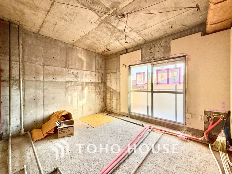 内装 ◆木漏れ日◆の様な採光が優しく足元を照らし、心地いい暮らしの道しるべを写し出す。この空間で過ごす家族との語らいの時間がとても素敵で幸せを感じるかもしれない。