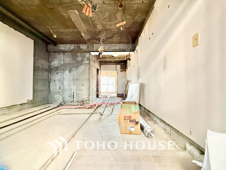 内装 ◆リビング◆たくさんの窓から注ぐ太陽の光。時間の経過とともに光と影のコントラストがこの空間のムードを変え、部屋に変化と温もりをもたらしてくれる。