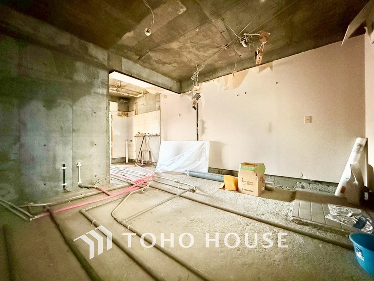 内装 ◆今宵の食卓◆ダウンライトに反射するグラスを眺めながらワインを注ぐ。トクトクと心地いい音をさせながら、フランスの古城を思わせる薫りがたちこめ、とても幸せな時を過ごせる。